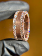 Brushed Center diamond ring in solid gold, diamond edge rows along a brushed band