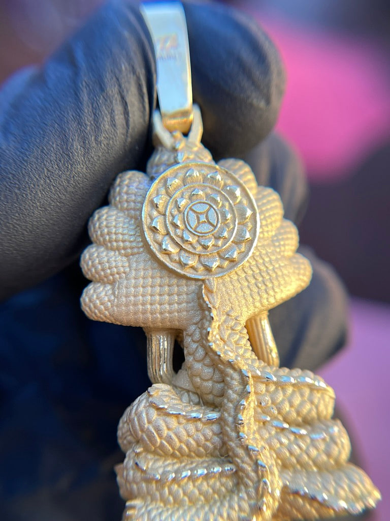 Thai Buddha gold pendant reverse detail, diamond-cut scale edges around the lotus wheel medallion