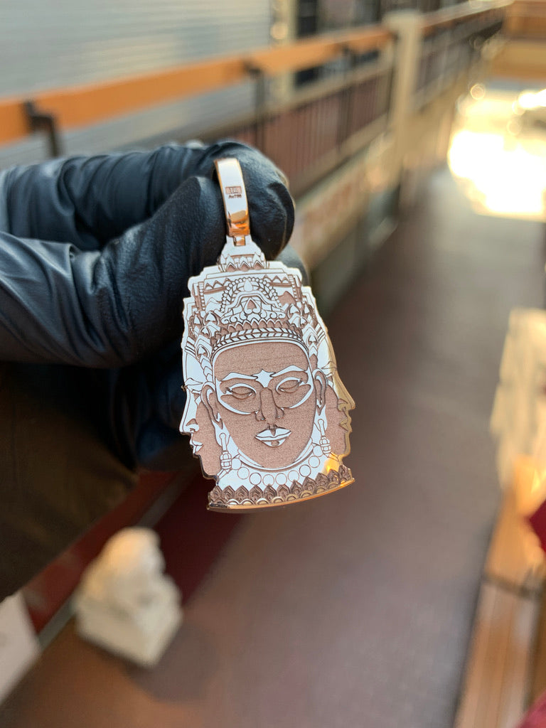 Three-headed Buddha gold pendant reverse, the full composition engraved in line on the solid back plate