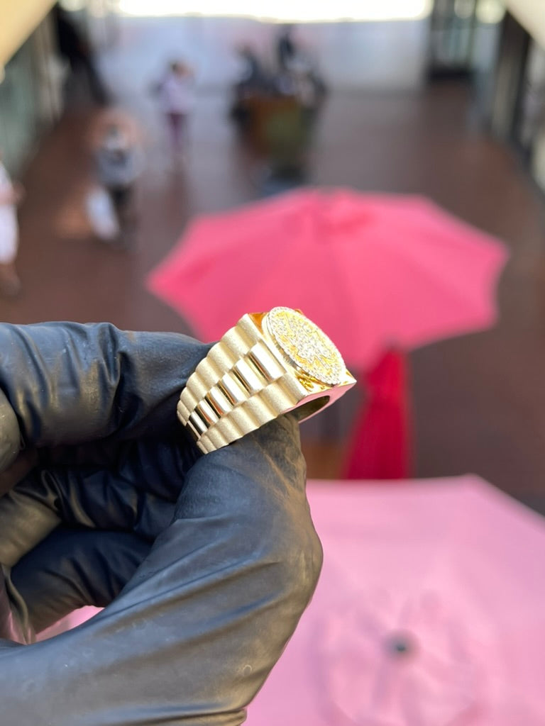Maple Leaf Presidential Ring showing the fluted Presidential shoulders in satin gold